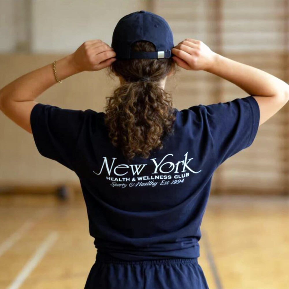 Health Wellness New York - تي شيرتات نسائية بطباعة حروف نيويورك